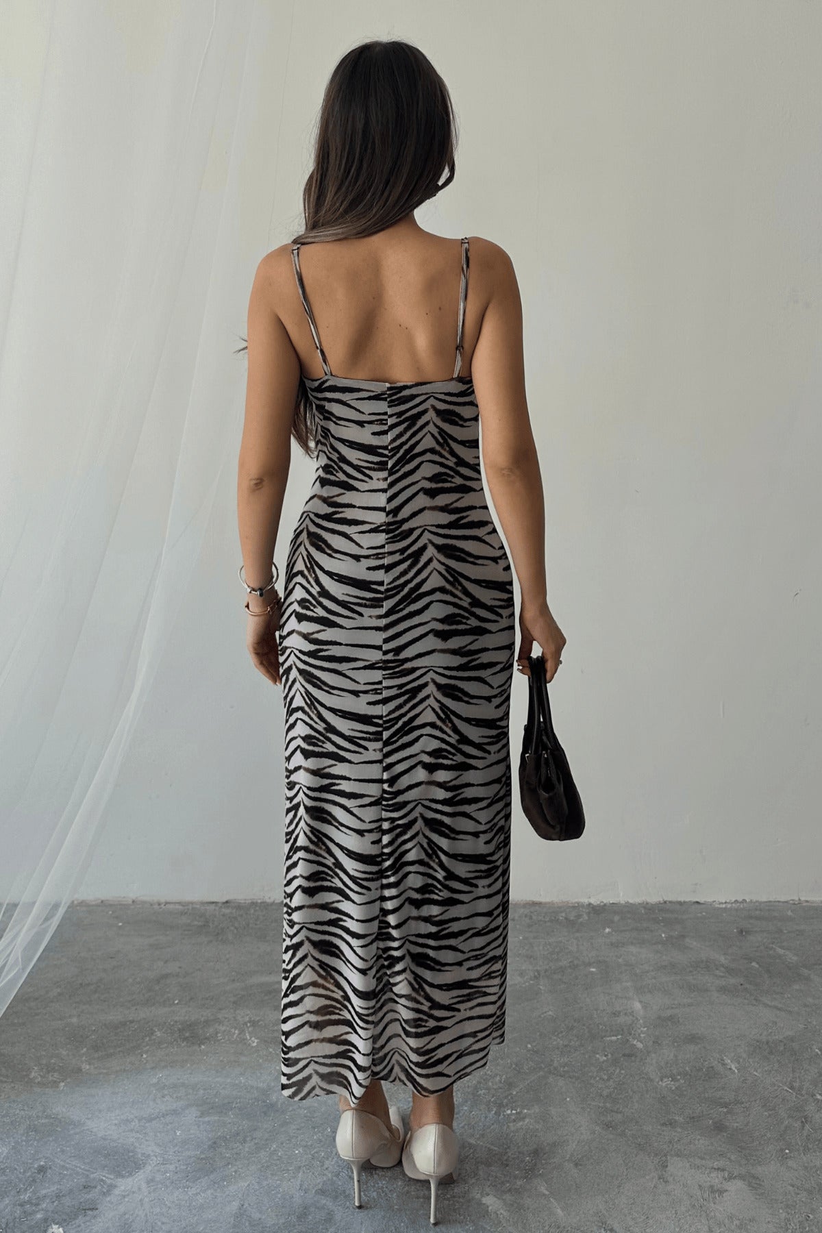 PWG0904251736 - Kadın Megan Zebra Desenli Degaje Yaka Ayarlanabilir Askılı Astarlı Elbise