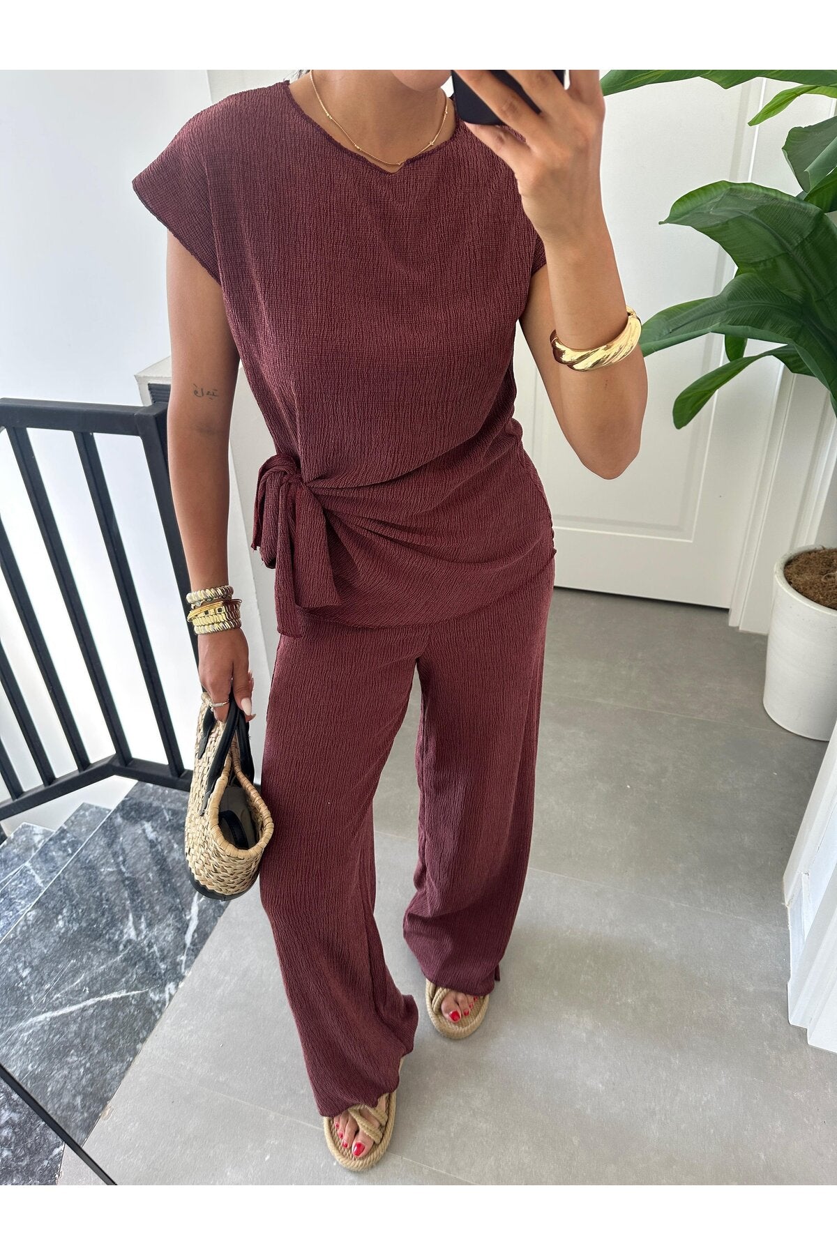 PWG2605251750 - Kadın Sienna Bordo Bağlama Detaylı Krinkıl Kumaş Bluz Pantolon Takım
