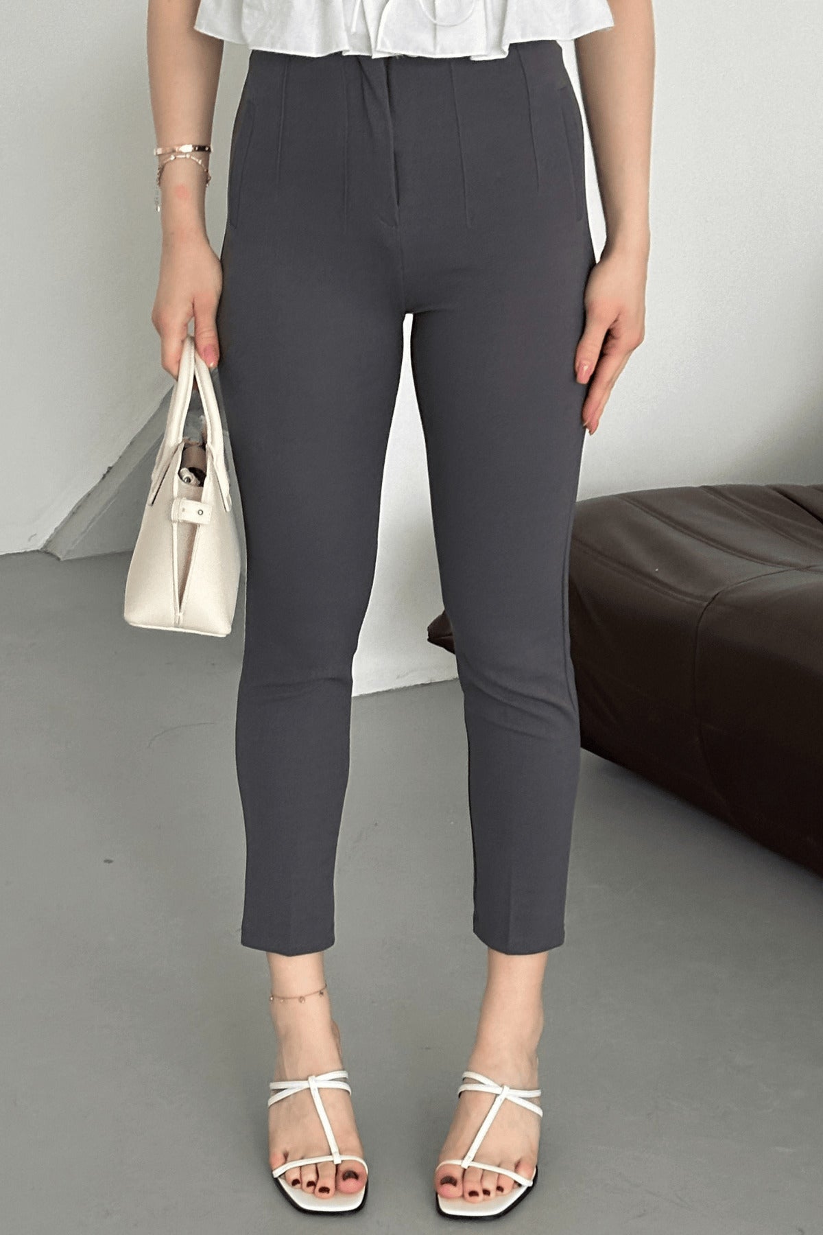 PWG903250236 - Kadın Lia Yüksek Bel Pensli Havuç Model Dar Paça Krep Kumaş Pantolon - Füme